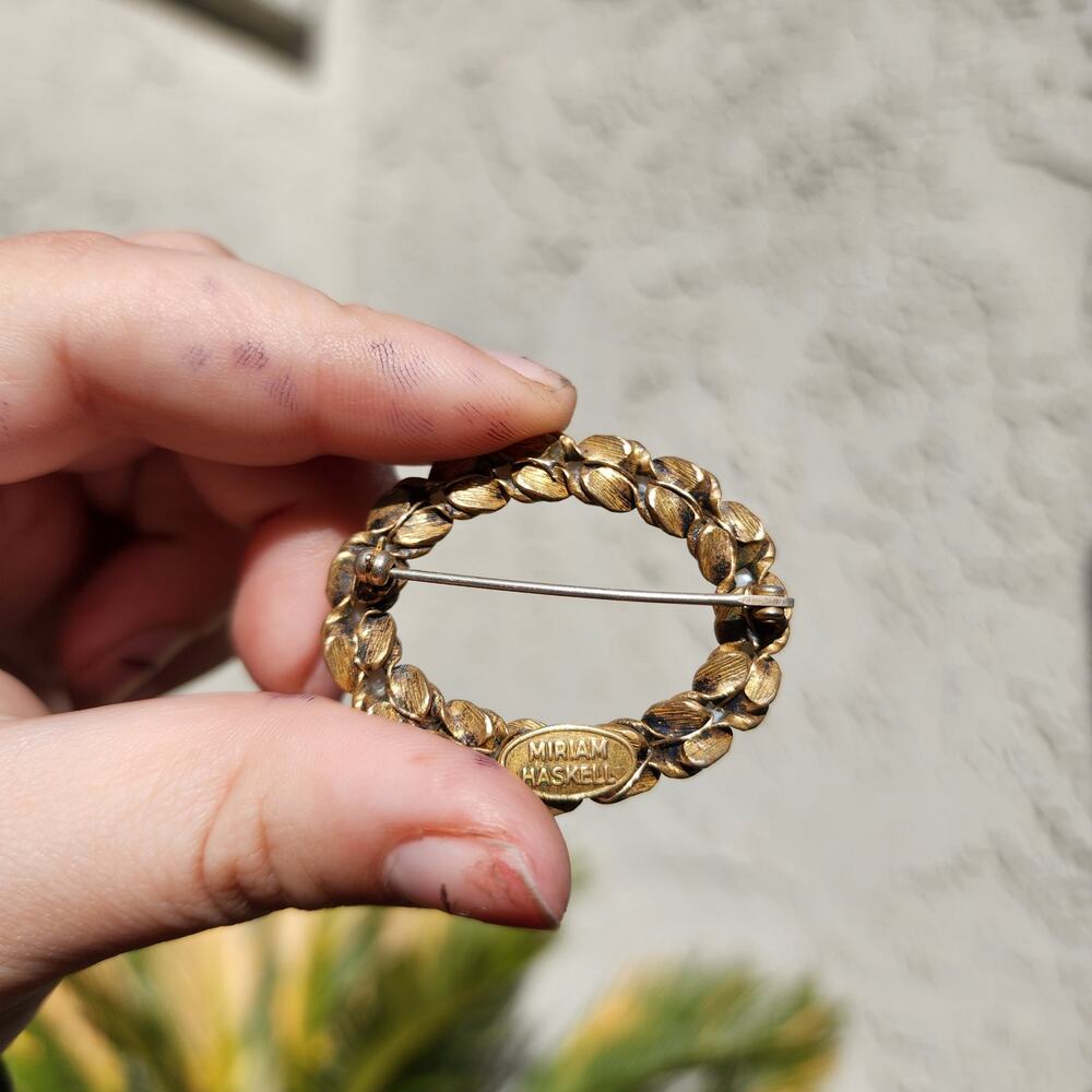 Vtg Miriam Haskell Brooch Gold Tone Wreath Faux Pesrl Milk Glass Pin SIGNED - Picture 4 of 10